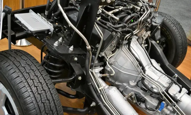 Detailní pohled na kardanový hřídel v automobilovém podvozku.