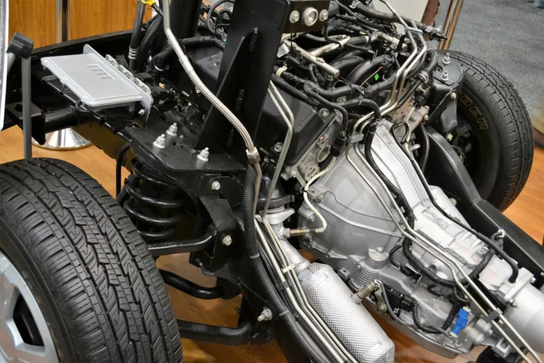 Detailní pohled na kardanový hřídel v automobilovém podvozku.