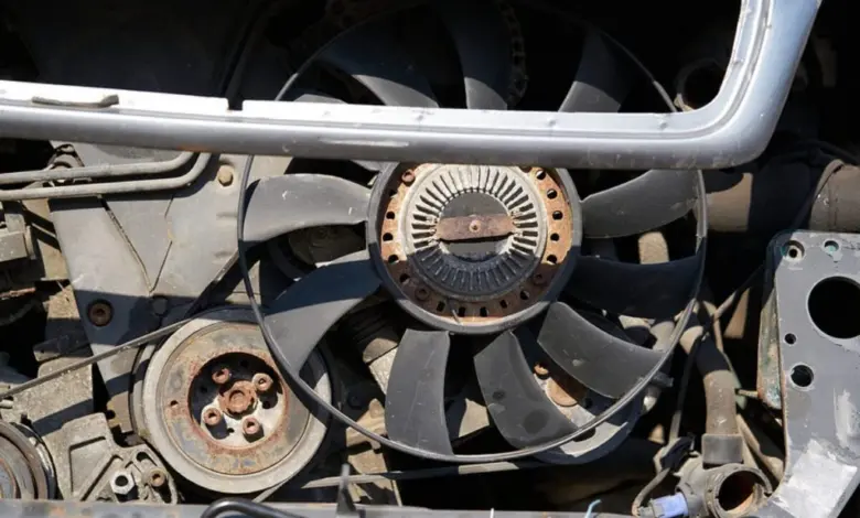 Blízký pohled na ventilátor chladiče v motorovém prostoru.