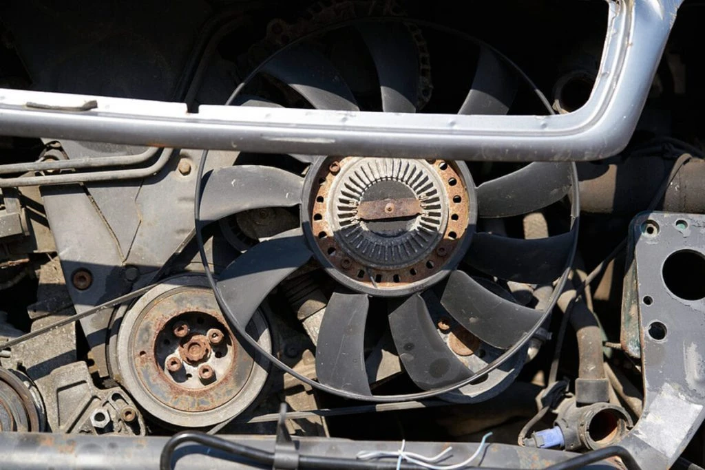 Blízký pohled na ventilátor chladiče v motorovém prostoru.