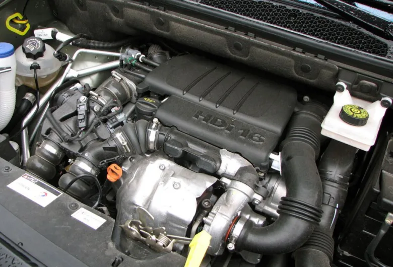 Motor 1.6 HDI pod kapotou vozu Peugeot nebo Citroen.