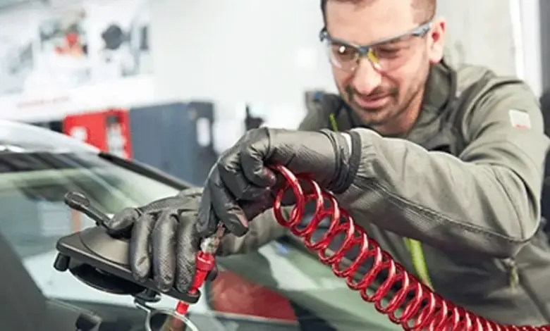 Mechanik odstraňuje trysku ostřikovače čelního skla bez poškození.