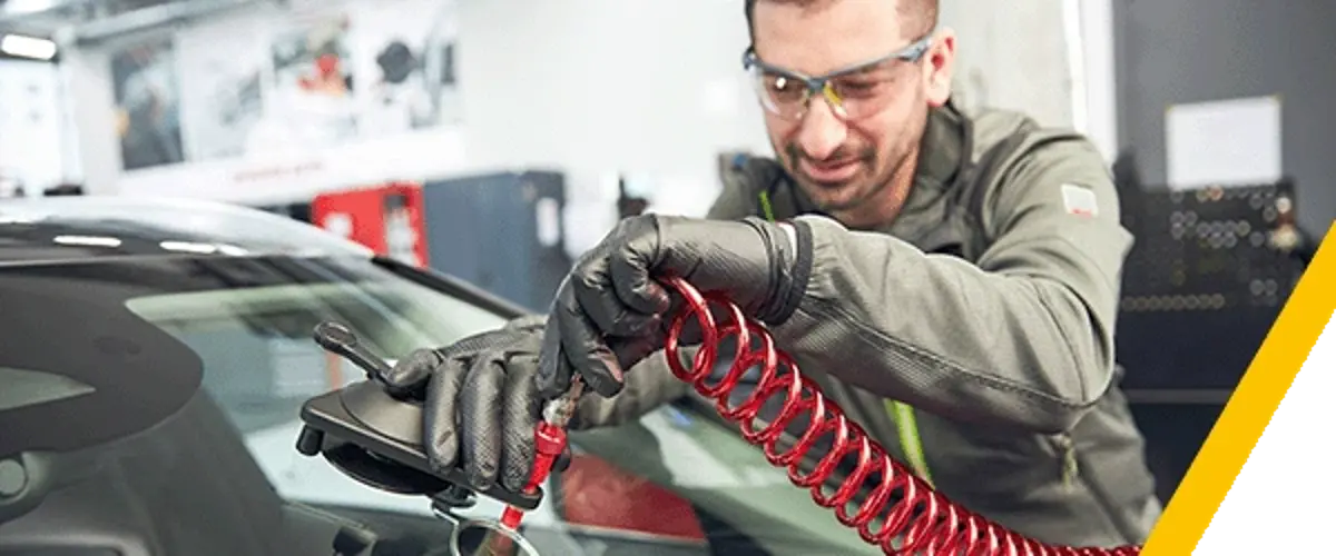 Mechanik odstraňuje trysku ostřikovače čelního skla bez poškození.