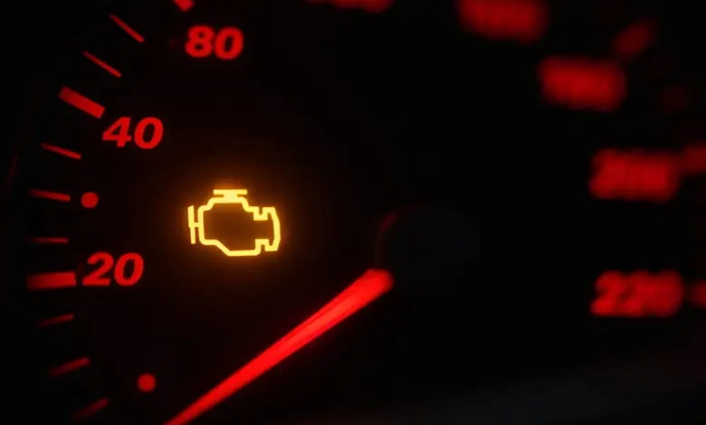Zapnutá kontrolka kontroly motoru na přístrojové desce auta.