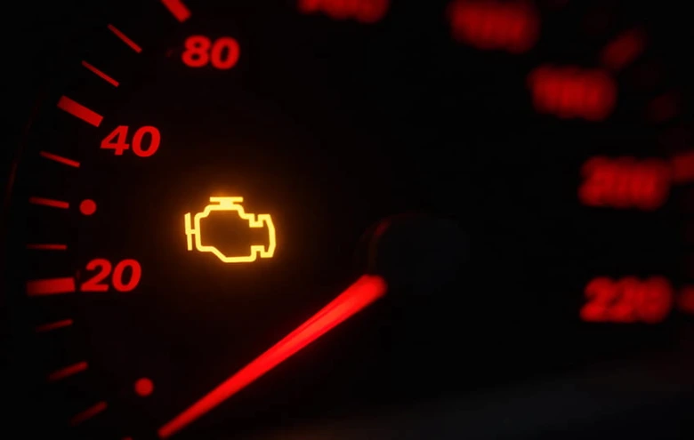 Žlutá kontrolka motoru na přístrojové desce Ford Mondeo