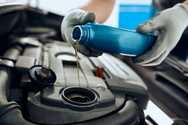 Výmla motorového oleje do otevřeného plnicího otvoru