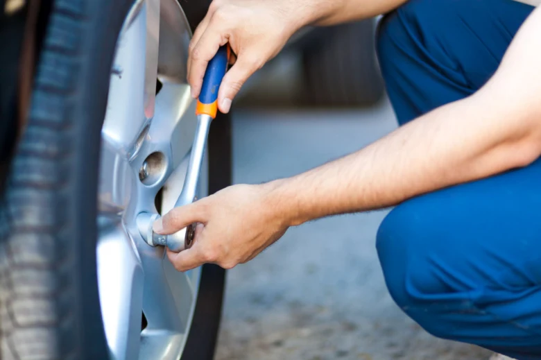 Mechanik odšrouvuje špičky kola pomocí klíče