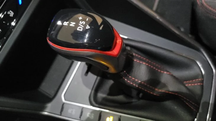 Automatická převodovka s pákou řazení v interiéru automobilu.