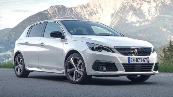 Bílý automobil Peugeot 308 na pozadí hor.