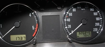 Škoda Octavia přístrojová deska s ukazatelem kilometráže.