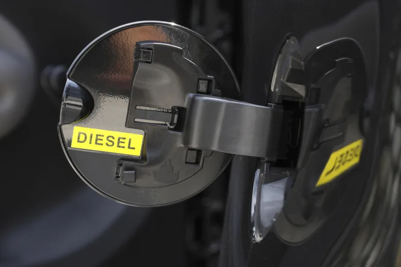 Otevřená nádrž nafta s označením DIESEL pro automobil.