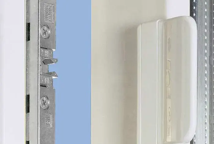 Detail centrálního zamykání okna s magnetickým senzorem.
