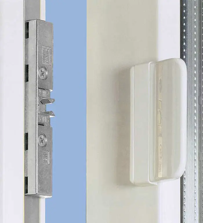 Detail centrálního zamykání okna s magnetickým senzorem.