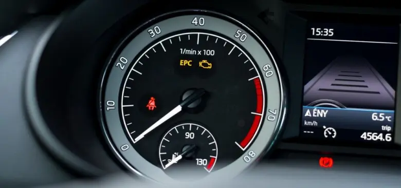 Škoda Kodiaq přístrojová deska s rozsvícenou kontrolkou EPC.