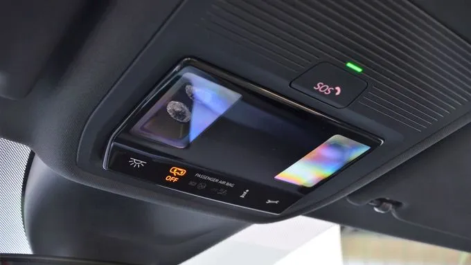 Přepínač SOS v Audi s indikátory bezpečnosti na stropě vozu.