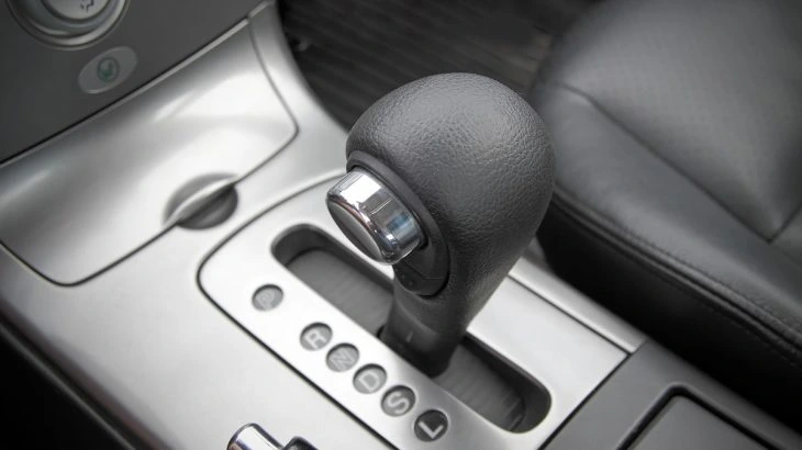 Blízký záběr na páku převodovky v interiéru automobilu.
