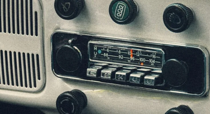 Staré autorádio VW s číselníkem pro nastavení frekvencí.