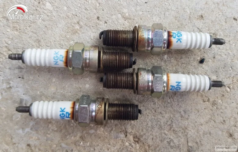 Černé svíčky s usazením uhlíku na elektrodách po provozu v motobloku.