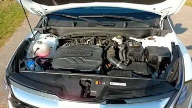 Otevřená motorka bílého vozu značky Kia nebo Hyundai.