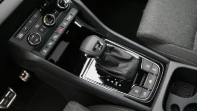 Automatická převodovka s pákou řazení v interiéru automobilu.