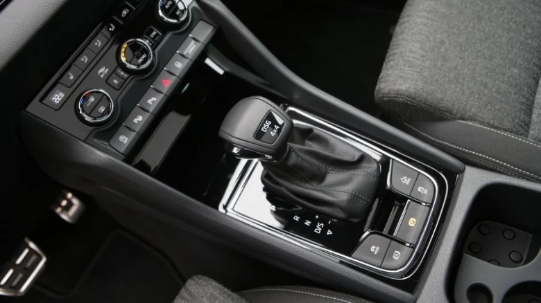 Automatická převodovka s pákou řazení v interiéru automobilu.