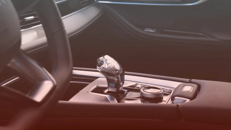 Detail interiéru vozu s automatickou převodovkou.