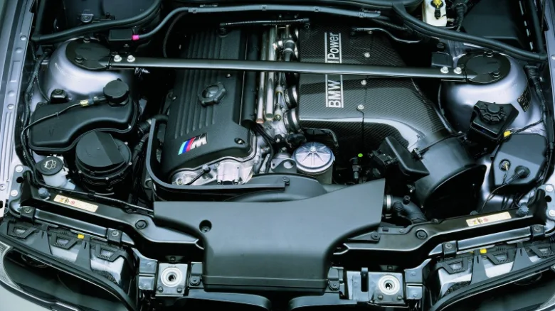 Detailní pohled na motor BMW pod kapotou s logem Power.