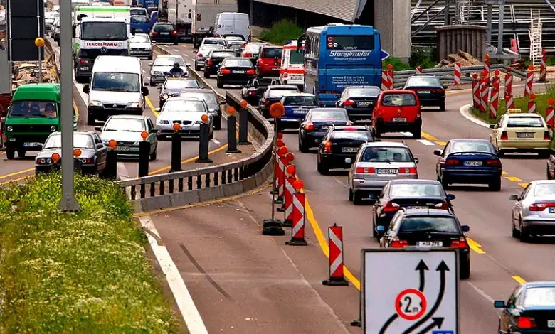 Doprava na dálnici s auty a silničními značkami.