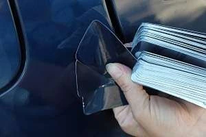 Ruka s výběrem vzorků barvy pro lakování automobilu.
