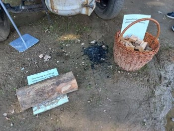 Koš s dřevoštěpkami pro generátor na dřevoplyn