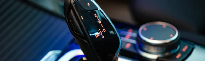 Elektronický výběr převodů v automobilu s automatou.