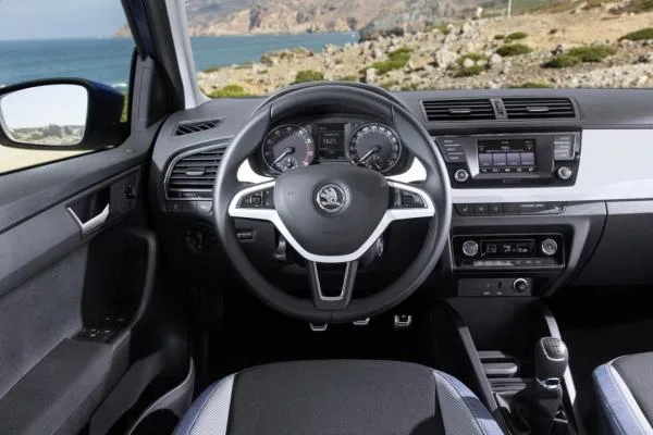 Interiér vozu Škoda s volantem a přístrojovou deskou.