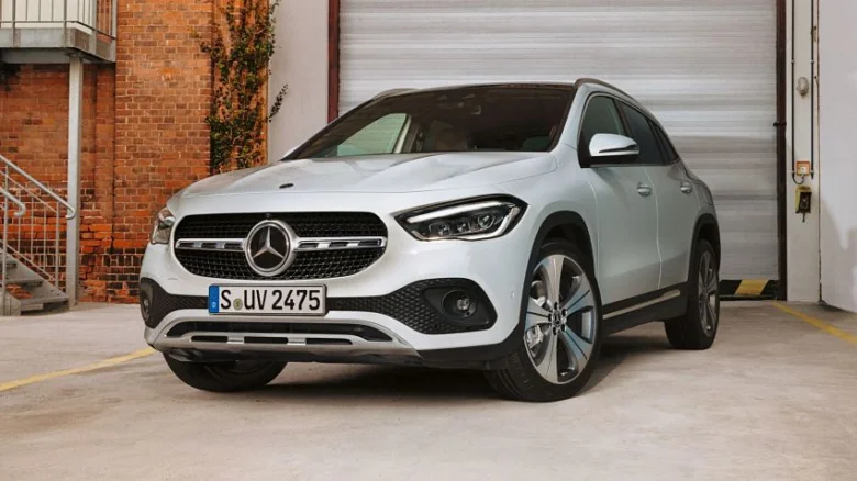 Bílý SUV od značky Mercedes-Benz s typickým logo.