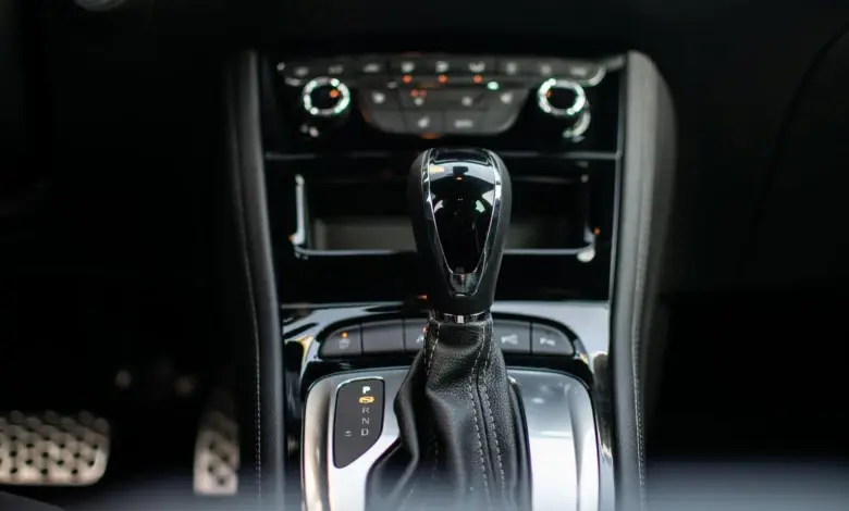 Přepínač převodovky v autě s automatickou převodovkou.