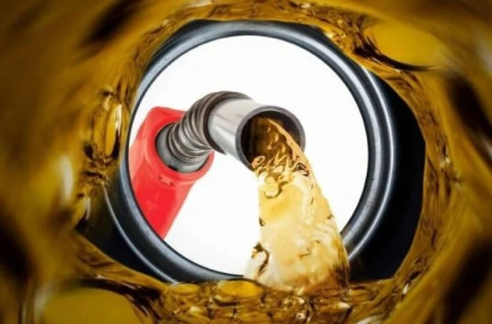 Fuel nozzle pouring liquid