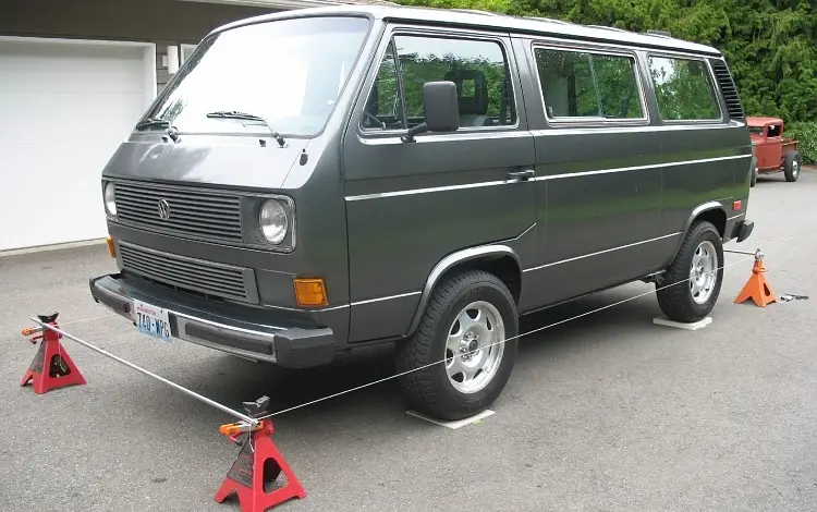 Návod na geometrii kol VW kombíku pomocí provázku.