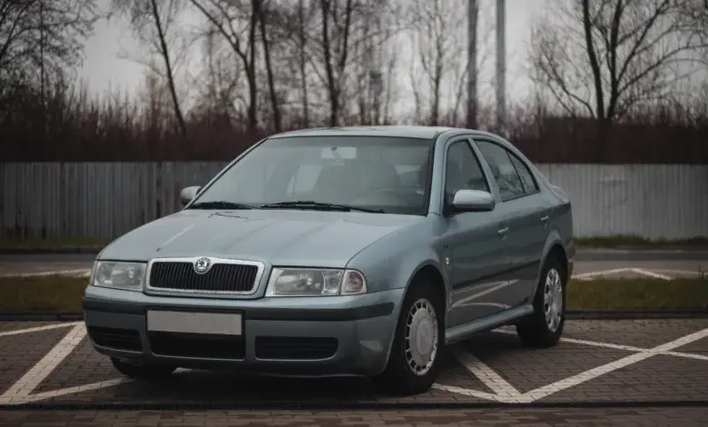 Modrá Škoda Octavia zaparkovaná na asfaltovém parkovišti.