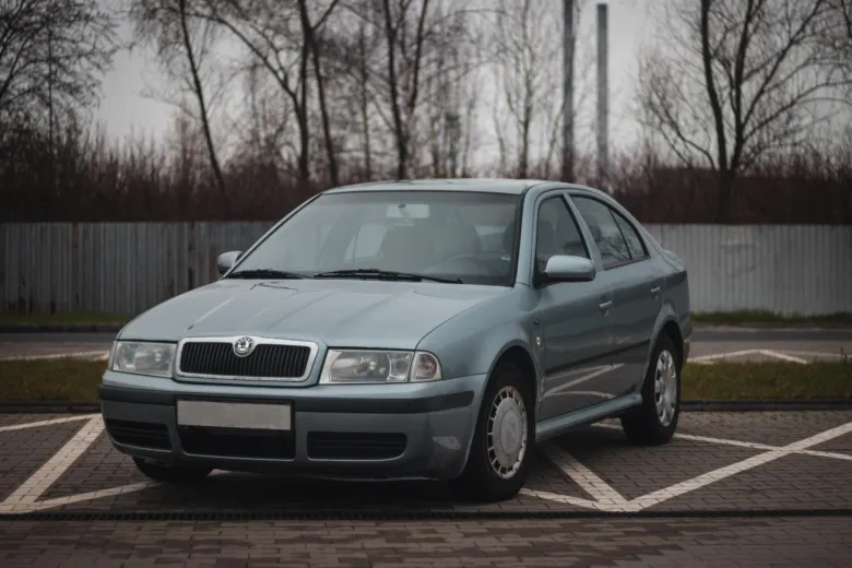 Modrá Škoda Octavia zaparkovaná na asfaltovém parkovišti.