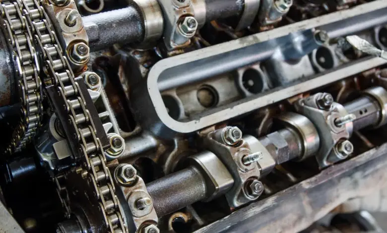 Detail rozvodového řetězu a kladky v motoru automobilu.
