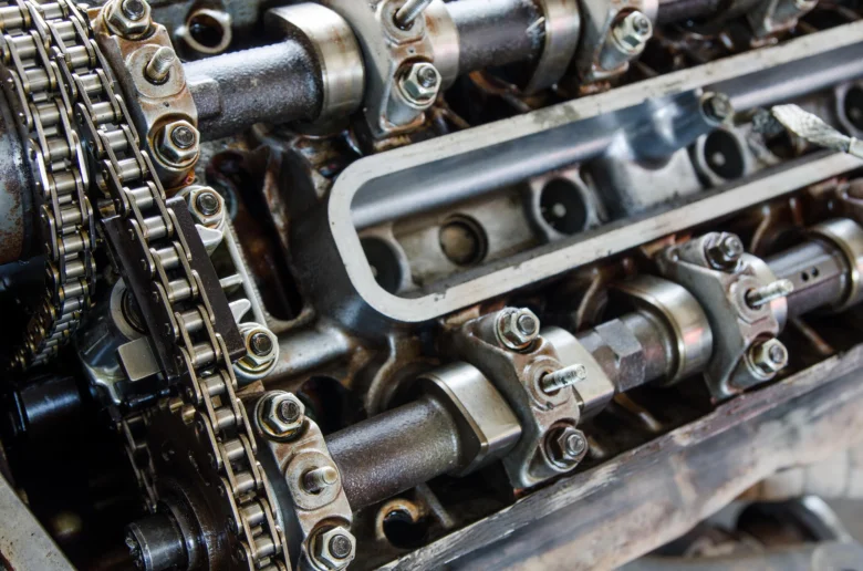 Detail rozvodového řetězu a kladky v motoru automobilu.