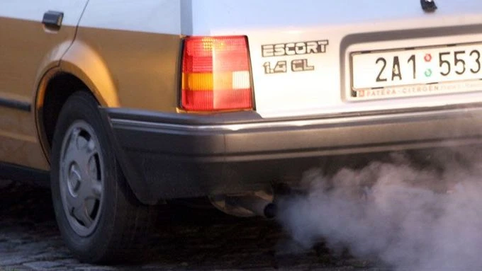 Auto bez katalyzátoru vypouští kouř z výfuku