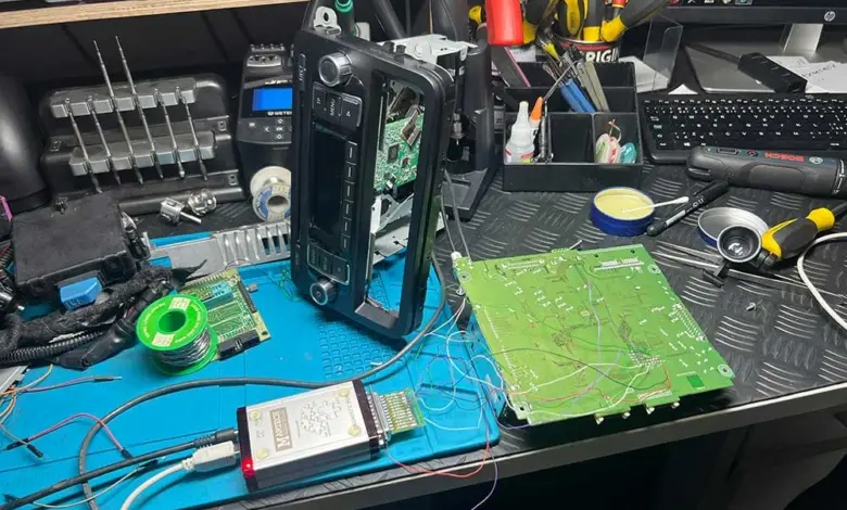 Pracovní stůl s rozloženým autoriglem pro odemykání PIN kódu.