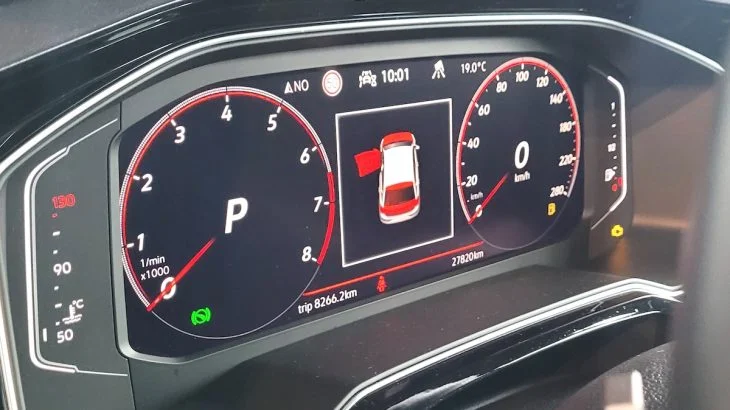 Digitální přístrojová deska auta ukazující otáčky motoru na volnoběh.