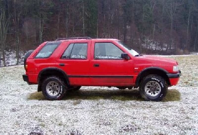 Červený SUV s výrazně zvýšenou světlou výškou a většími pneumatikami.