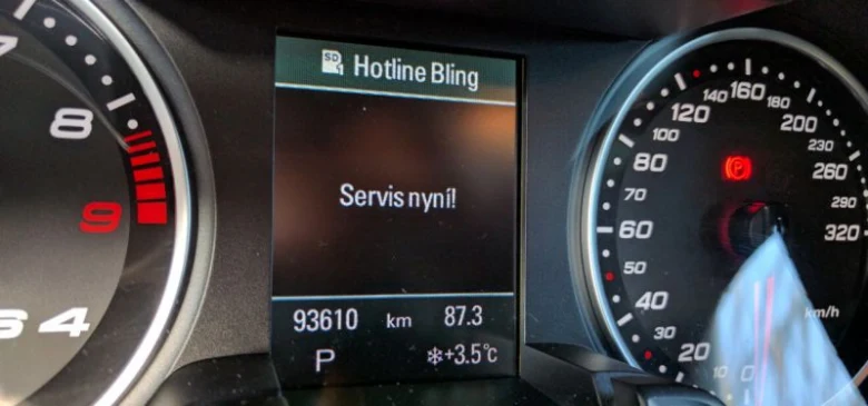 Digitální displej s výstražnou lampou pro servis oleje v autě.