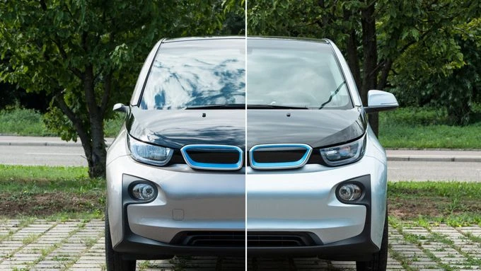 Stříbrný elektromobil předem s rozděleným záběrem pro obecnou automobilovou tematiku.