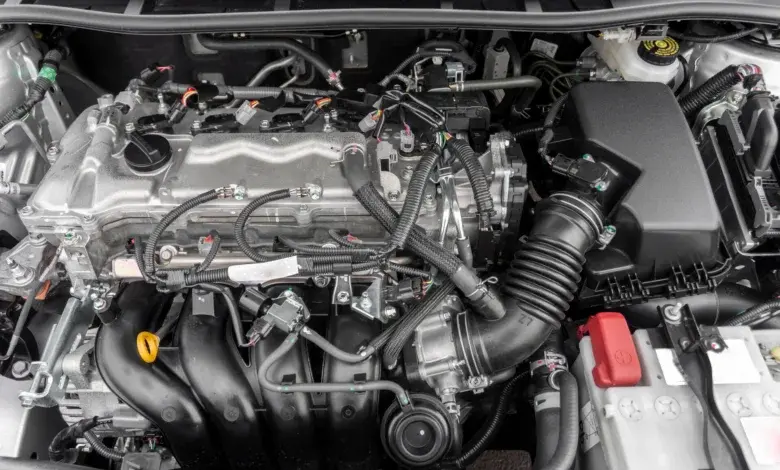 Detailní pohled na motorové prostoru automobilu s viditelnými hadicemi.