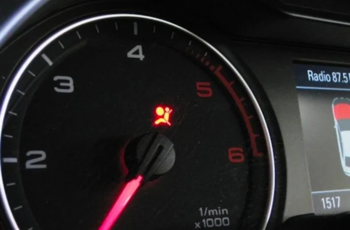Rozsvícená kontrolka SRS na přístrojové desce automobilu.