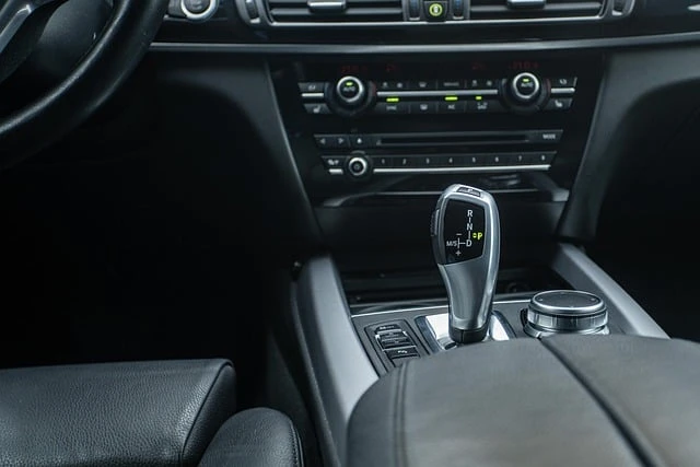 Interiér automobilu s automatickou převodovkou na středovém konzolu