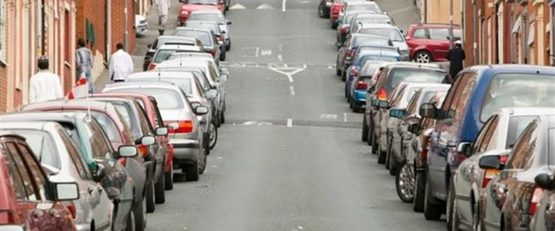 Autostojící vozy na ulici ukázka parkování v českém městě